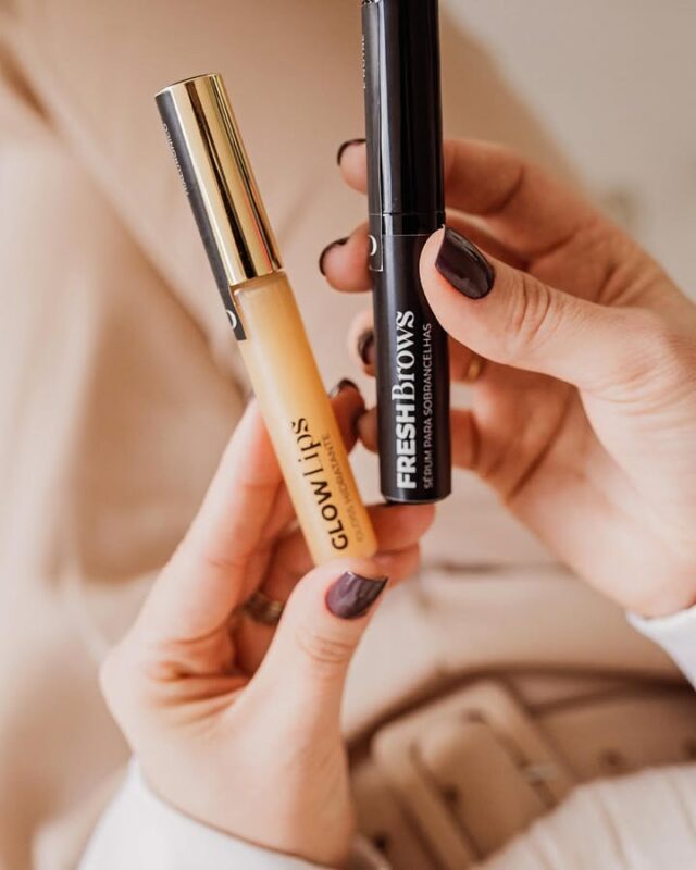 Impossível não se apaixonar depois que entra na rotina diária de cuidados.

Os resultados são incontestáveis. Nossa linha essencial de cuidados para Sobrancelhas e Lábios vai além da cosmética e pode ser usada por adolescentes e gestantes também, pela construção de uma formulação natural e livre de parabenos.

✨ O Sérum FRESHBROWS tem uma fórmula de nutrientes que pode ser usado nas sobrancelhas e nos cílios diariamente, para prevenir queda e fortalecer a fibra dos fios.

✨ O GlowLips, é o nosso Gloss regenerador. Contém uma fórmula com nutrientes naturais e alta concentração de ácido hialurônico, para potencializar uma hidratação mais profunda. 

Ambos podem ser utilizados no pós imediato de procedimentos como Design de Sobrancelhas Reconstrutor e Brow Lamination, e no uso diário na rotina de Skin care e Maquiagem. 

Quem mais ja não vive sem? 🙋🏻‍♀️🤎

#tratamentofacial #tratamentoestetico #studioapco