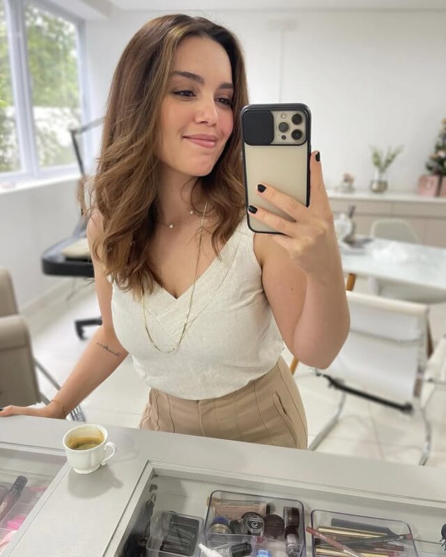 Já diz a música “You Get what you Give”…

Na tradução, “você tem o que doa” e isso reflete o que a minha escolha profissional resulta diariamente. Sou uma pessoa extremamente comprometida, transparente e acolhedora. São quase 10 anos nessa estrada e lembro bem do tamanho do medo que eu tinha de não dar certo. 

Equilíbrio e desequilíbrio fazem parte do nosso desenvolvimento. Nem sempre estaremos 100% alinhadas ou motivadas, mas sempre teremos a oportunidade de alimentar o (ou os) motivo que nos fez escolher começar. 

Nesse final de ano não seria diferente. Encerro essa semana minha agenda de 2023 com o coração leve. Com a certeza das boas relações que cultivei e do tanto que tive a oportunidade de olhar para dentro de mim mesma e reconhecer minhas fraquezas e forças. Este foi o maior feito do ano e a consequência dos limites que impus estou colhendo alegremente.

Encerro minha última agenda do ano com amor e gratidão. Com carinho pelas pessoas que pude acolher, cuidar, trocar e ensinar. Com a certeza da gratidão e reciprocidade de muitos, na mesma medida da indiferença de outros. 

2023 foi um ano de mudar as lentes, abrir os olhos e reforçar meus valores para o real sentido da vida. Encerro o ano com Deus me guiando e Jesus meu Salvador, uma das melhores decisões para minha vida no meu momento de escuridão. Encerro o ano em Paz, entregando e confiando, porque o agora já me completa e em Deus nada me faltará. 

A todos vocês, desejo paz, leveza e equilíbrio. Que a vida seja gentil e que cada passo dado seja realizado com consciência e amor. Lembre-se: 

“Você tem o que você doa” 🤎