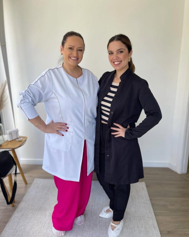Registro de ontem, em meio aos atendimentos em Caxias do Sul no Studio da @vanessagaliottolaser ✨

Eu amo essa conexão. Já escutou o ditado “Me diga com quem andas que direi quem tu és”. Essa frase faz muito sentido para nós, pois nos conectamos no primeiro momento pela admiração profissional e seriedade técnica. Nos tornamos fãs de nossas habilidades e aos poucos fomos conhecendo o lado humano e pessoal, que mostrou uma conexão de valores muito além do estilo e de nossas marcas. 

Nossa parceria foi construída com base na seriedade, comprometimento com a ciência e transparência com nossas clientes. É assim que agimos e é assim que ensinamos nossas alunas. 

Obrigada a todas as clientes e alunas pela confiança em nosso trabalho e legado. Em 2024 teremos muito mais imagens para alinhar, olhares para renovar e muitas alegrias para compartilhar 👊🏼 Quem vem com a gente?
