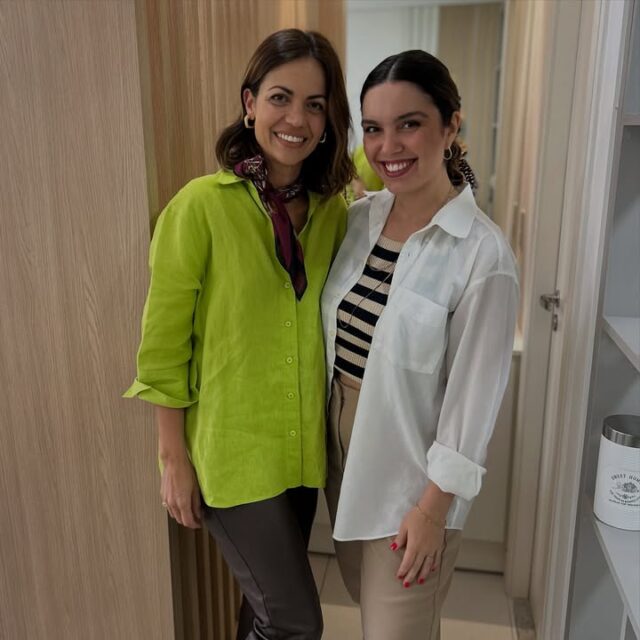 Da série de clientes que se tornaram amigas e parceiras de negócios. 

@jucaggiani que privilégio trabalhar contigo. Me assusto no quanto somos parecidas (até na paleta de cores, amiga 😅) e me alegro pelo quanto a vida nos permite exercer juntas nossos dons e propósitos. Não podia faltar você aqui no feed 🤎

Que 2025 abençoe nossos projetos de Gestão e Alinhamento de Marca, e continuemos fortalecendo a essência de muitas mulheres fantásticas. Glória a Deus por isso! 🙌🏻✨

#studioapco #marcapessoal #imagempessoal #gestaodenegocios