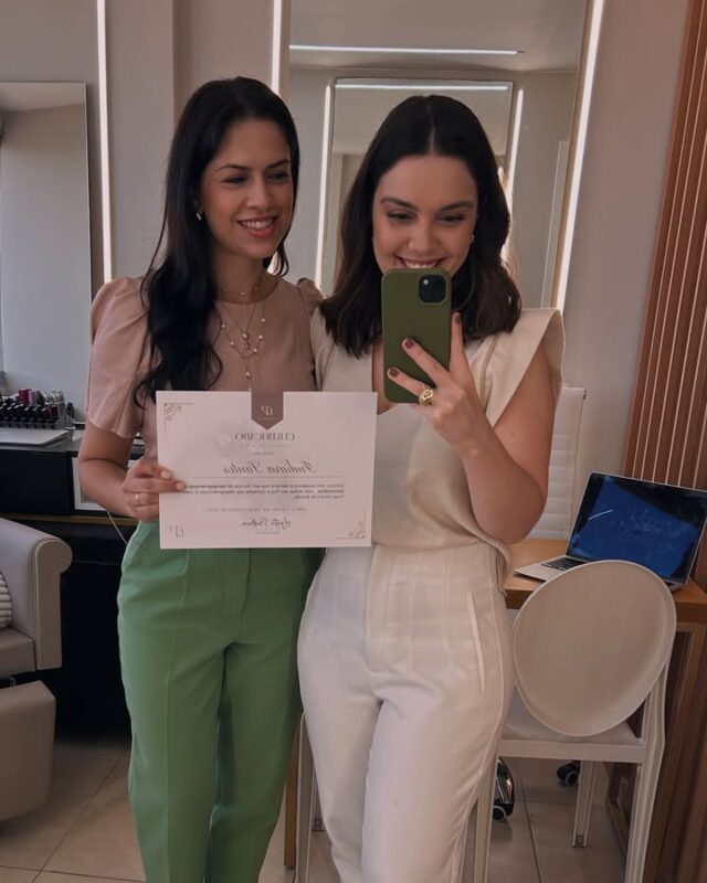 Para encerrar a agenda de Mentoria VIP Presencial com chave de ouro ✨

Mais do que ensinar preceitos técnicos, a Mentoria promove a liberdade de expressar a arte do aluno de forma segura e intimista, fortalecer os pontos necessários para execução segura dos procedimentos e também calibrar a capacidade gerencial no mercado da Nanopigmentação.

Amo poder compartilhar meu conhecimento nas áreas que domino, as experiências em campo de atuação, as dificuldades de percurso e também entender e testemunhar a realização das minhas alunas, amigas e parceiros de trabalho. 

Amiga querida @indie.santos obrigada pela confiança e por me escolher como tua mentora nessa jornada linda de carreira.

A Nanopigmentação é mais do que uma técnica. É um ESTILO! ✨

AGENDA 2025 : Modalidade on-line 🇧🇷 | Presencial 🇦🇺